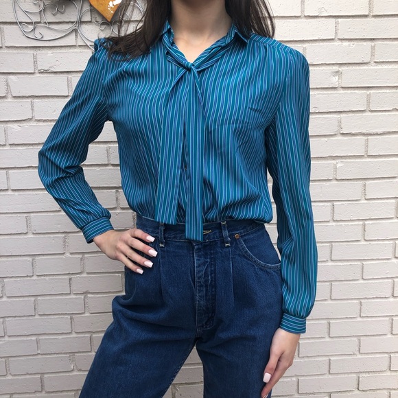 💙Vintage Pin Stripe Button Down Blouse - Picture 1 of 4